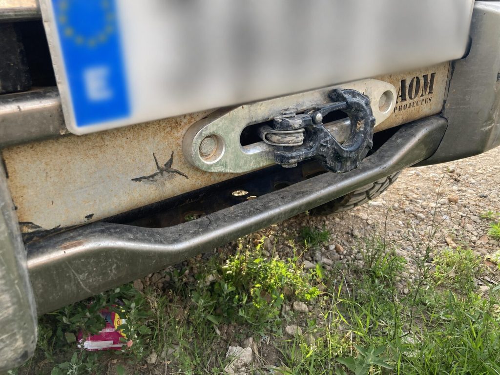 Detalle técnico de cabrestante y anclaje delantero en vehículo 4x4