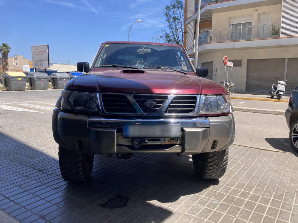 Vista frontal de Nissan Patrol GR con reformas 4x4 y matrícula anonimizada